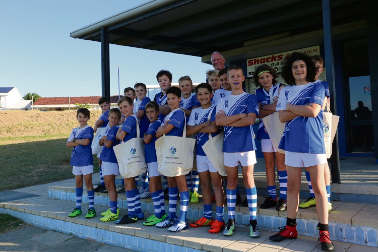East Fremantle Mayor Jim O’Neill and members of the East Fremantle Junior Football Club.