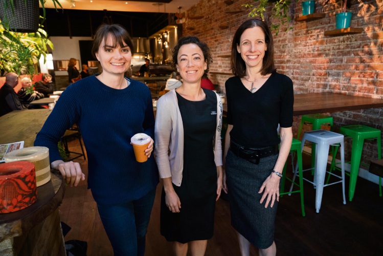 Plastic Free campaigner Amy Matheson, Town of Bassendean waste officer Ariadne MacLeod and Bassendean Mayor Renee McLennan.