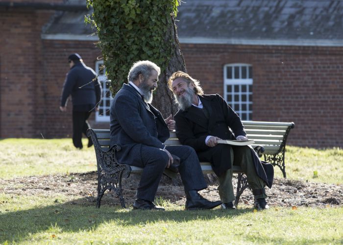 Mel Gibson as James Murray and Sean Penn as William Minor in The Professor and the Madman.