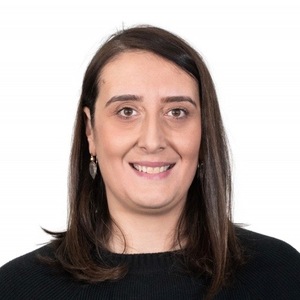 Nousias vikki headshot 0519