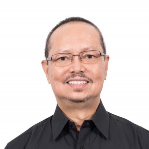 Frizzle edward headshot 0619