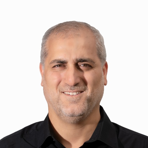 Adel amier headshot 0320
