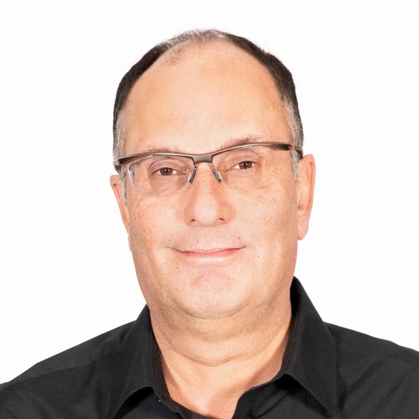 De silva steuart headshot 0520