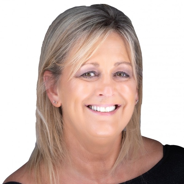 Streat donna headshot 0420