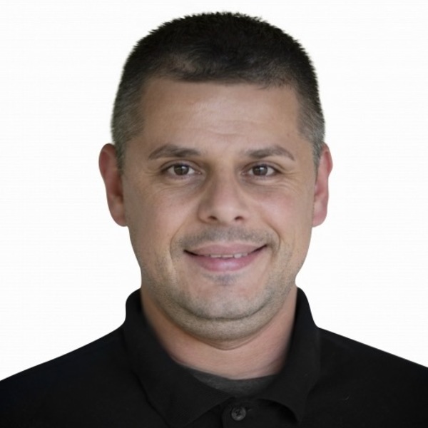 Sinanovic jas headshot 0420