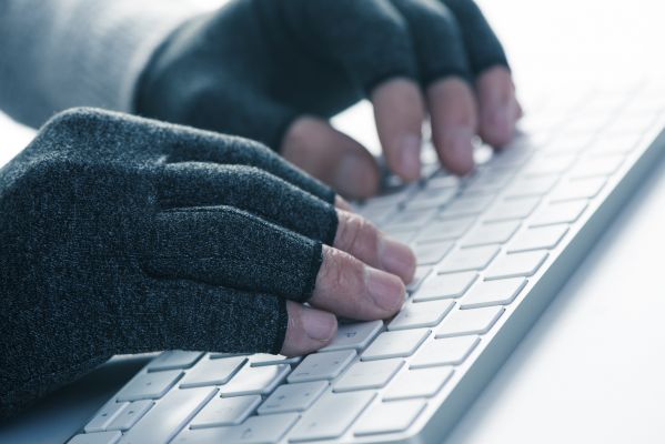 Hand pain in winter: causes, symptoms & treatment