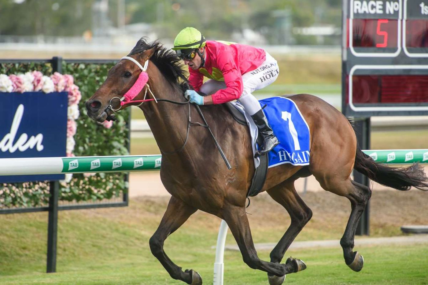 Macquereau Caps Off Cup Prep with Ladies Day Win