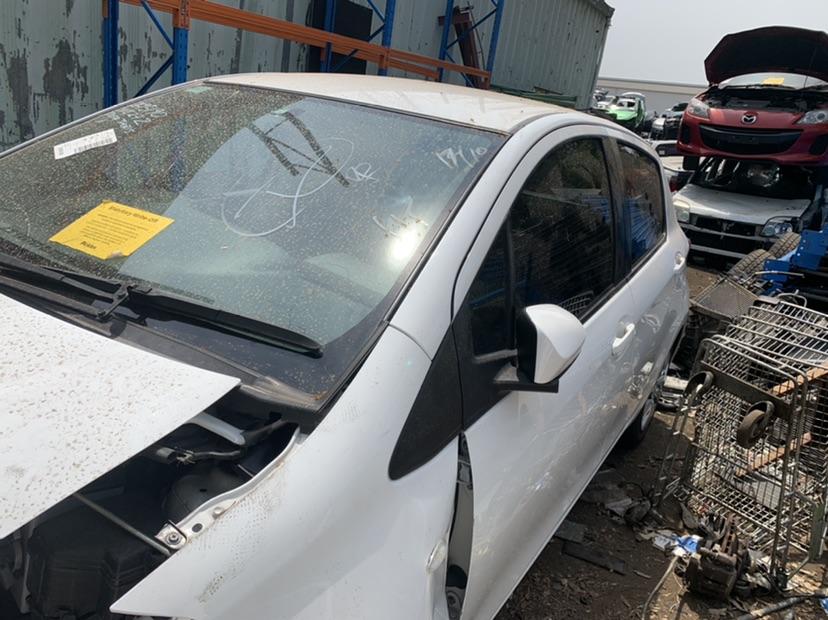 View Auto part Grille Toyota Yaris 2016