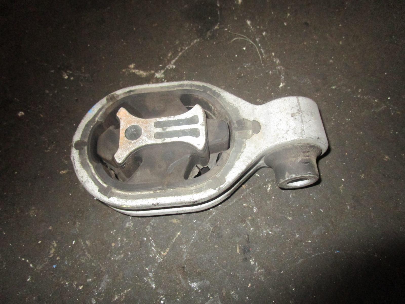 View Auto part Mount Nissan Pulsar 2015