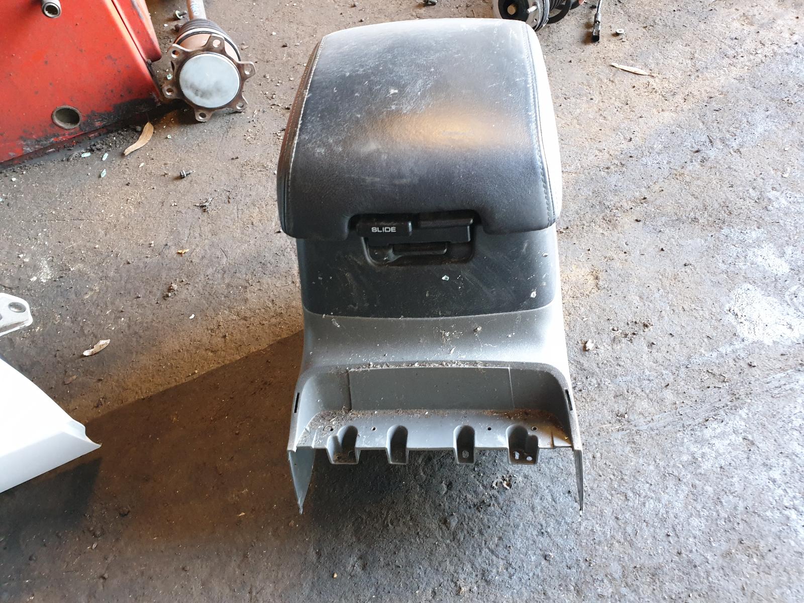 View Auto part Console Mitsubishi Pajero 2001