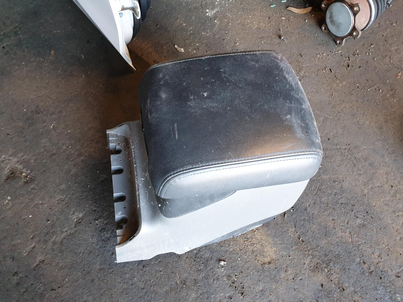 View Auto part Console Mitsubishi Pajero 2001
