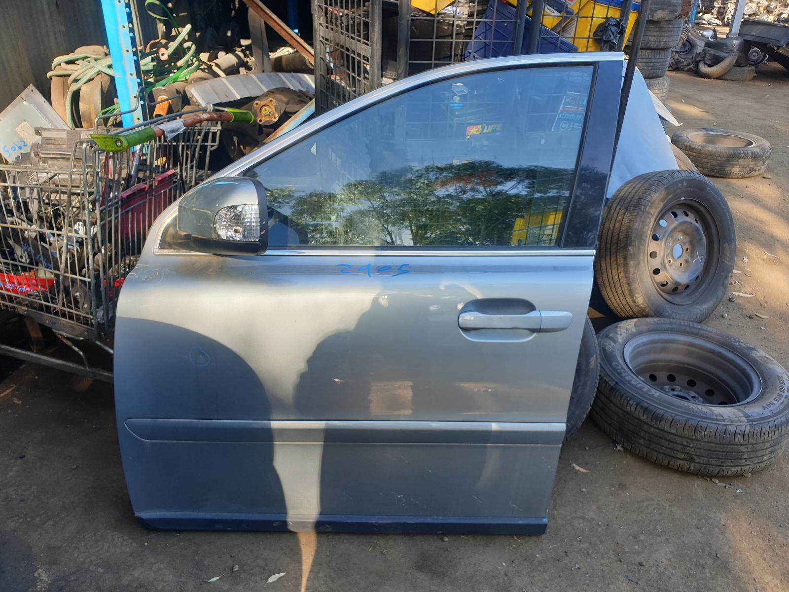View Auto part Left Front Door Volvo Xc90 2006
