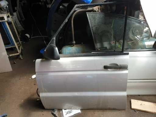 View Auto part Left Front Door Land Rover Discovery 2003