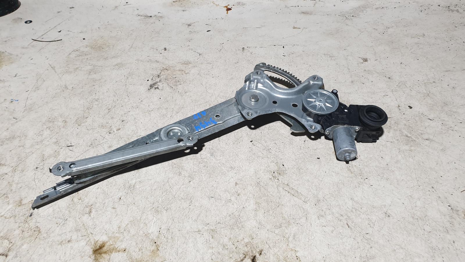 View Auto part Right Front Window Reg/Motor Toyota Corolla 2017