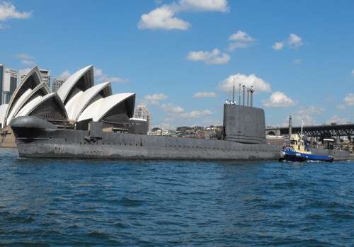 HMAS Onlsow being towed passed the Sydney Opera House