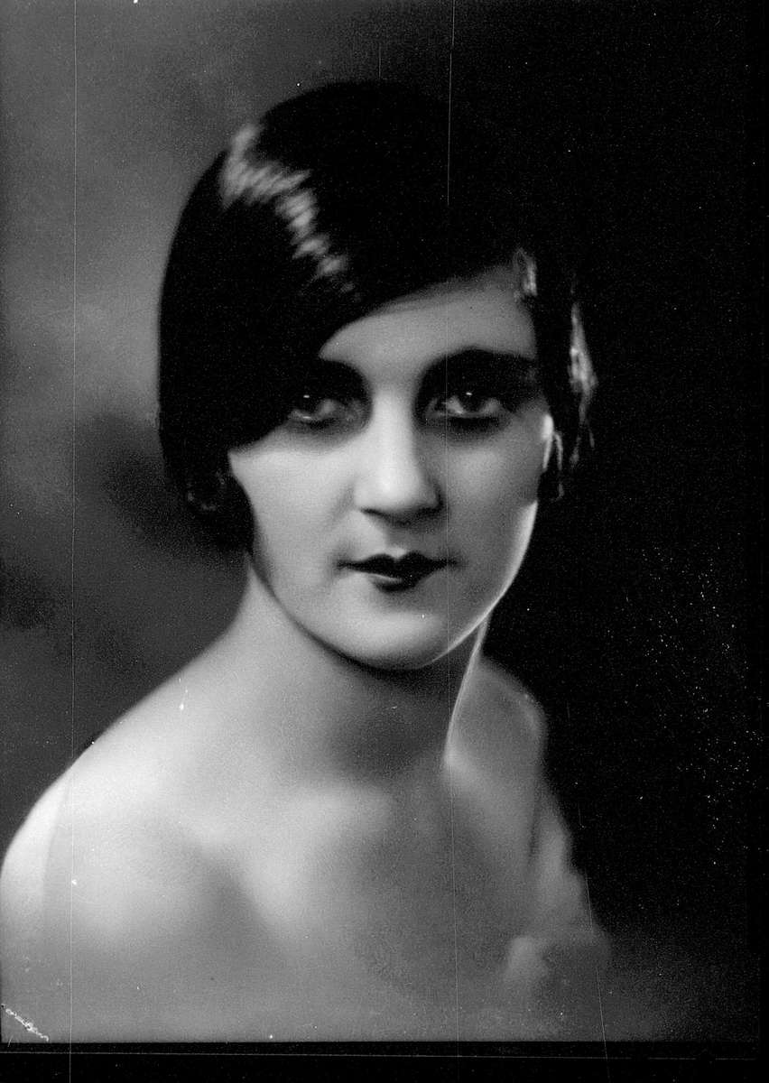 Reg #00013207 ANMM collection. Untitled portrait of a woman, by William Hall