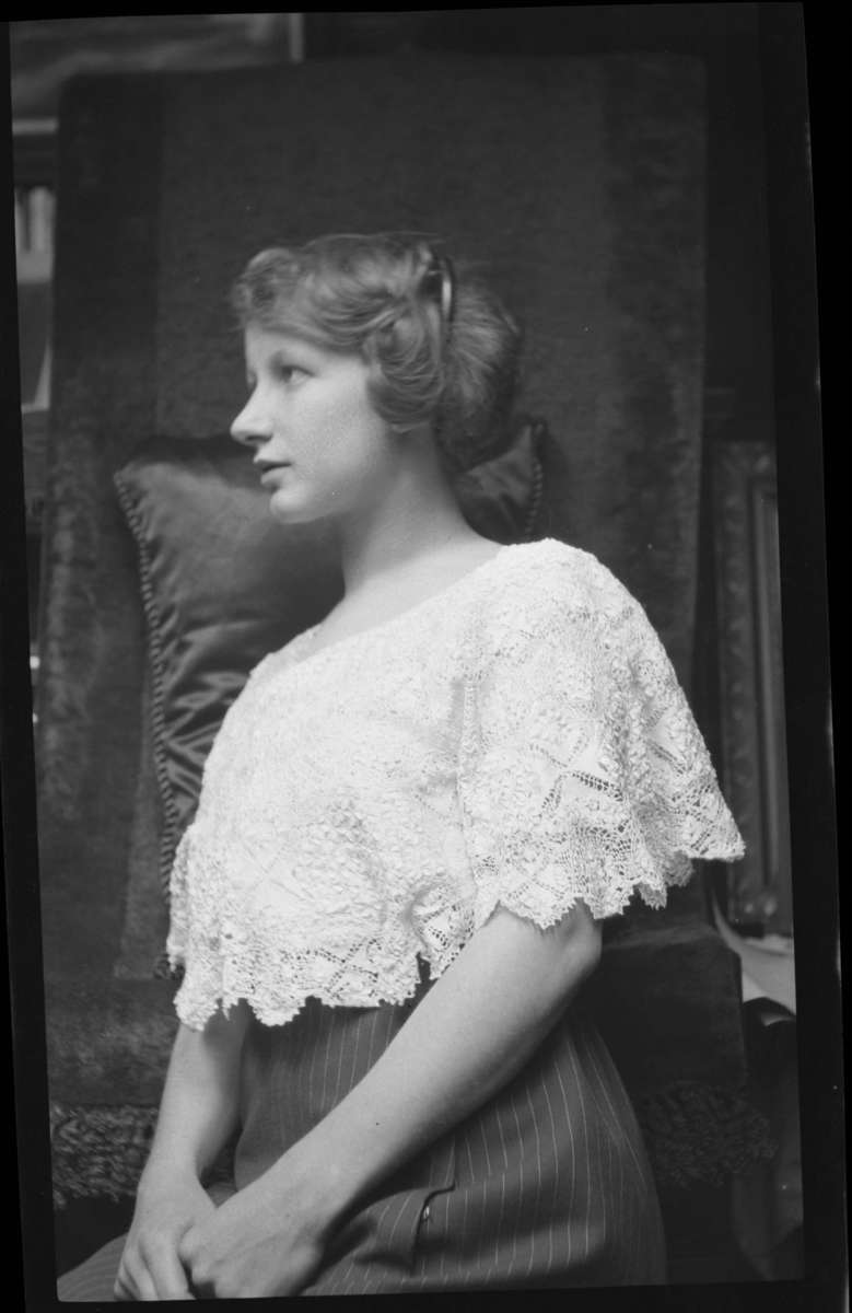 00023157 Portrait of a woman, possibly Dorothy H Sterling