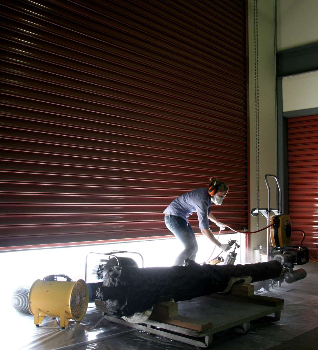 Coating the Zeewijk cannon.