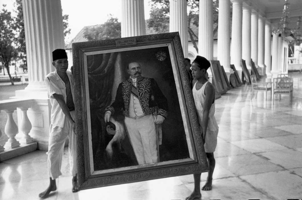 The day before Independence, three hundred portraits of Dutch governors were moved out of the Governor