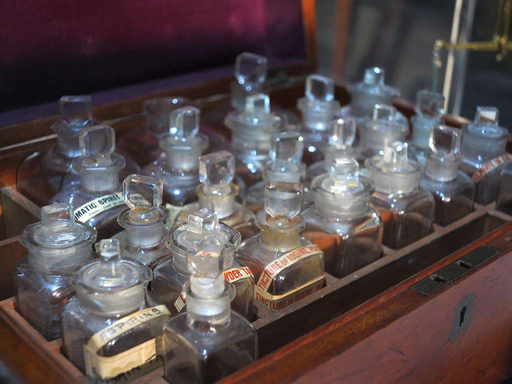 The many powders and potions used by surgeons.