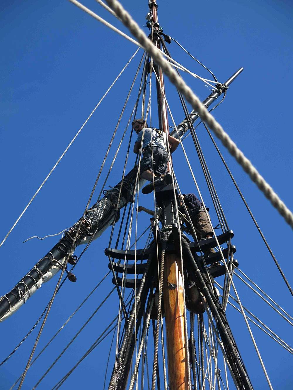 Swinging topgallant into position. Image: Ralph Seccombe.