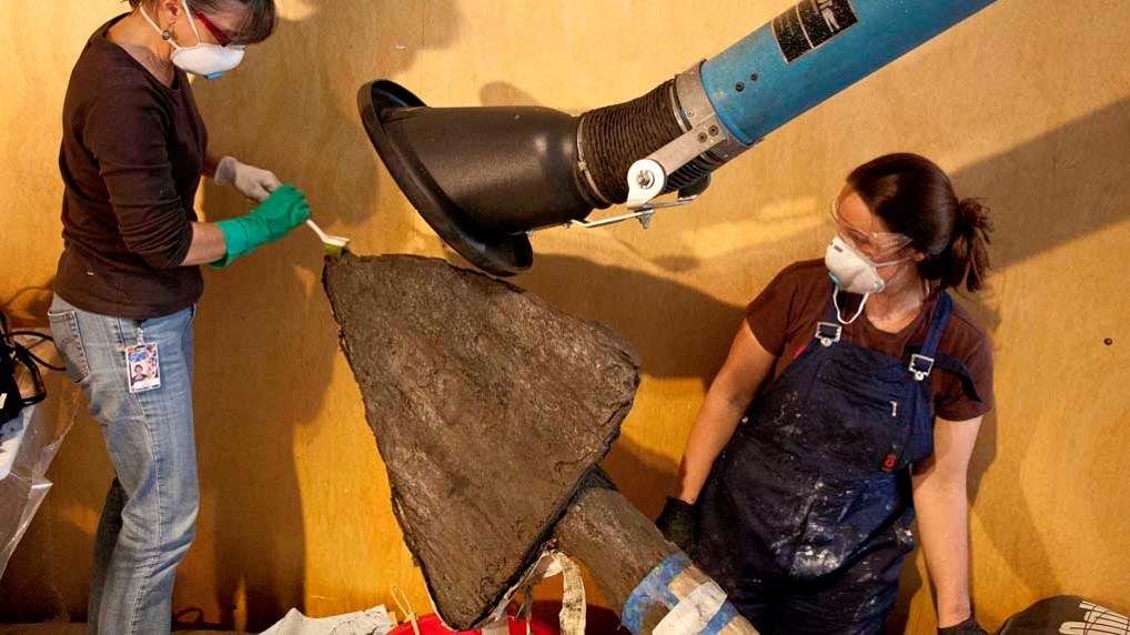 Working on the Sirius Anchor. Image: Conservation / ANMM. 