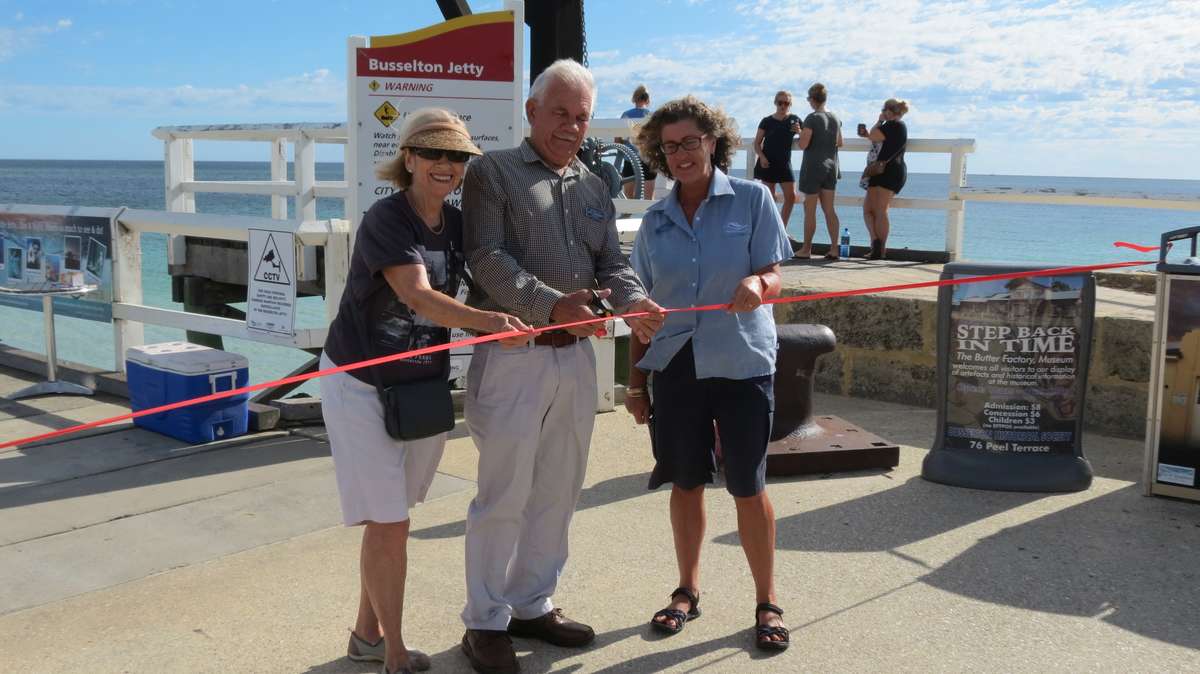 Cutting the ribbon on the new trail. Image: <a href="http://www.busseltonjetty.com.au">Busselton Jetty</a>.