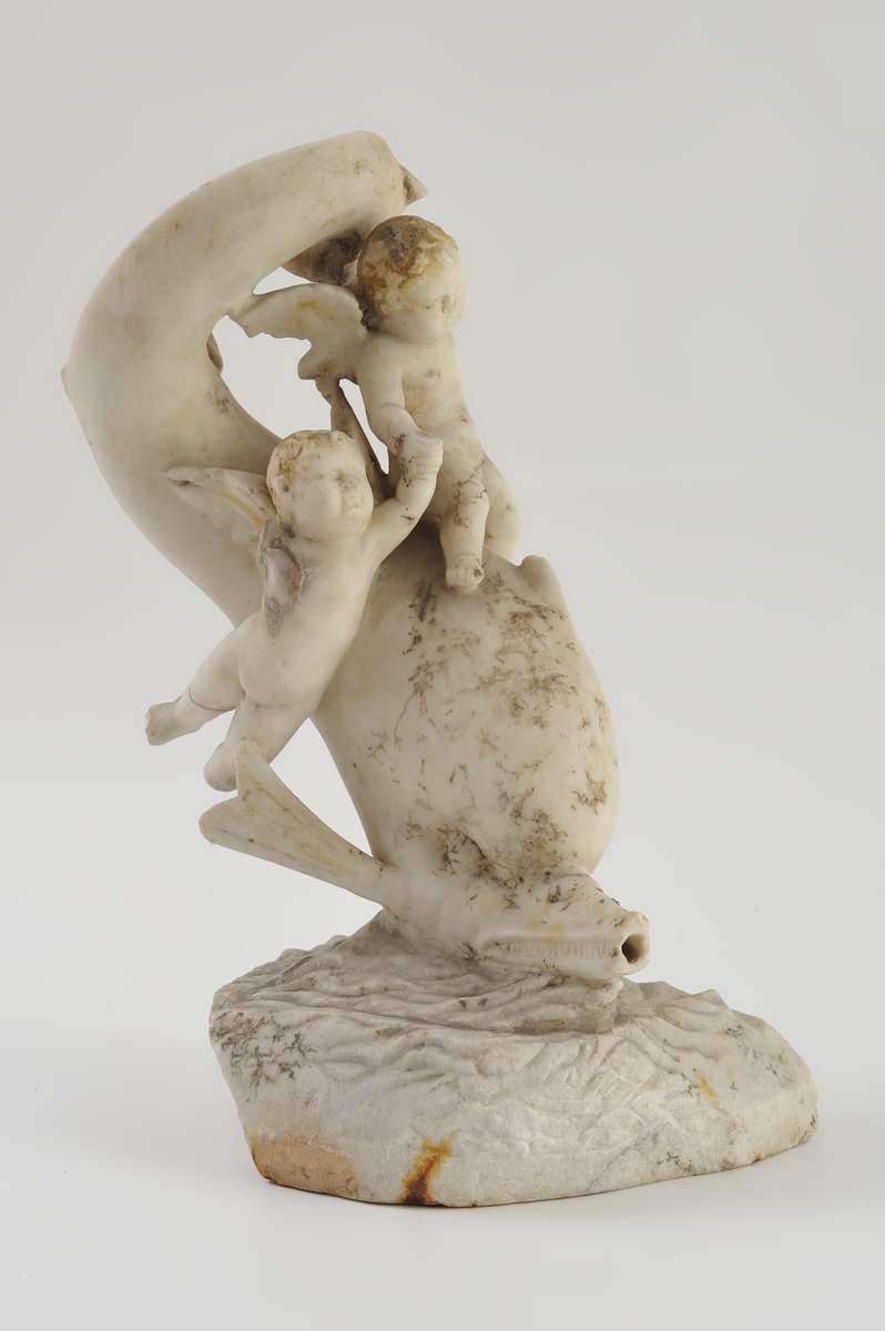 Testa di fontana con due putti a cavallo di un delfino. Quaresima a cura della Soprintendenza Archeologica Di Pompei.