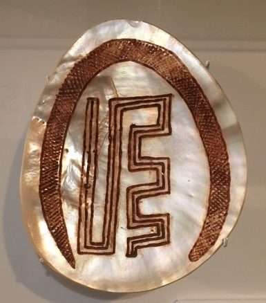 <em>Aalingoong</em>. <em>Riji</em> (engraved pearlshell) designed by Aubrey Tigan Galiwa depicting the metaphiscal serpernt <em>Allingoong</em> (commonly known as the rainbow serpent) as he deposits pearshell in the bays of King Sound (Kimberley, WA). Courtesy Peter and Sarah Yu