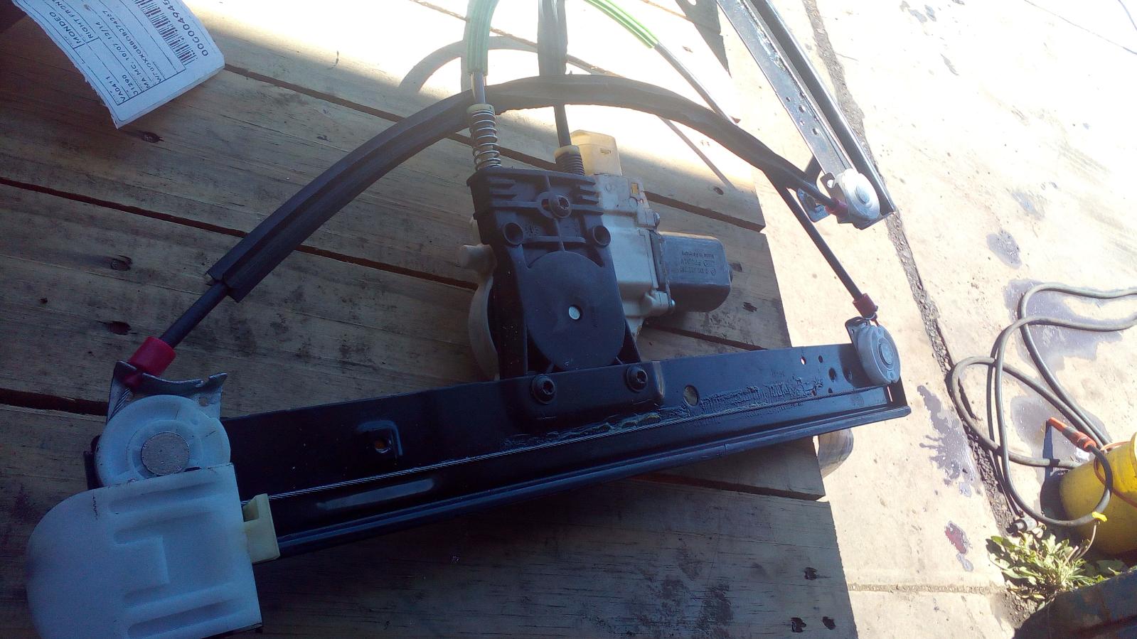 View Auto part Left Front Window Reg/Motor Ford Mondeo 2011