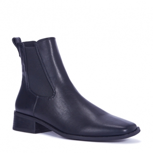 casual flat black boots