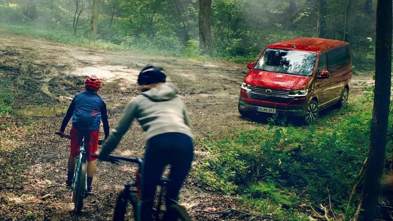 multivan-exterior-driving-outdoors