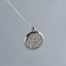 Express your compassion and embellish the outfit with this shield of peace with a Peace pattern. This is a unique original Australian Image3Descriptions by Brilliyond and you won't find this anywhere else.\nWe have given enormouse attention to every details of these desings. This Peace shied comes in a Flat Image6Description.\nThis pendant is casted as a single piece and the Image4Description has set afterwards by hand. This prevents any irregularities and welders marks. Hand finishing and polis