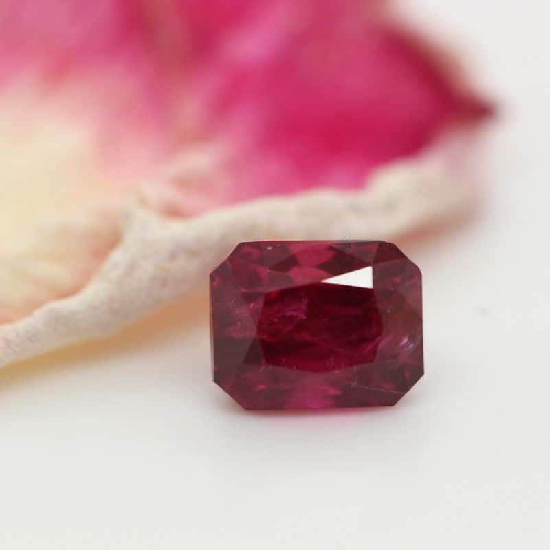 Pigeon Blood Ruby 1ct Engagement Ring 18K Gold Halo Baguette Shoulders – Octavia Radiance_image5