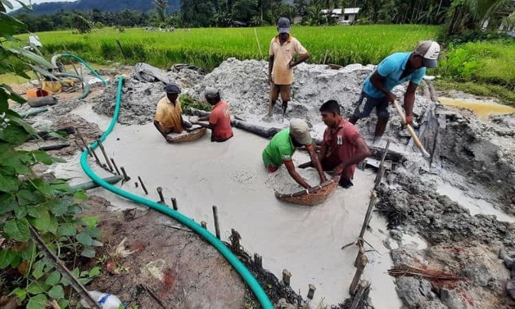sapphire mining in sri lanka in a pit