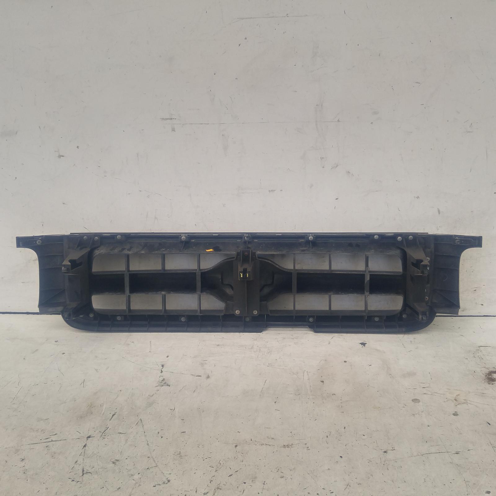 View Auto part Grille Nissan Pathfinder 2000