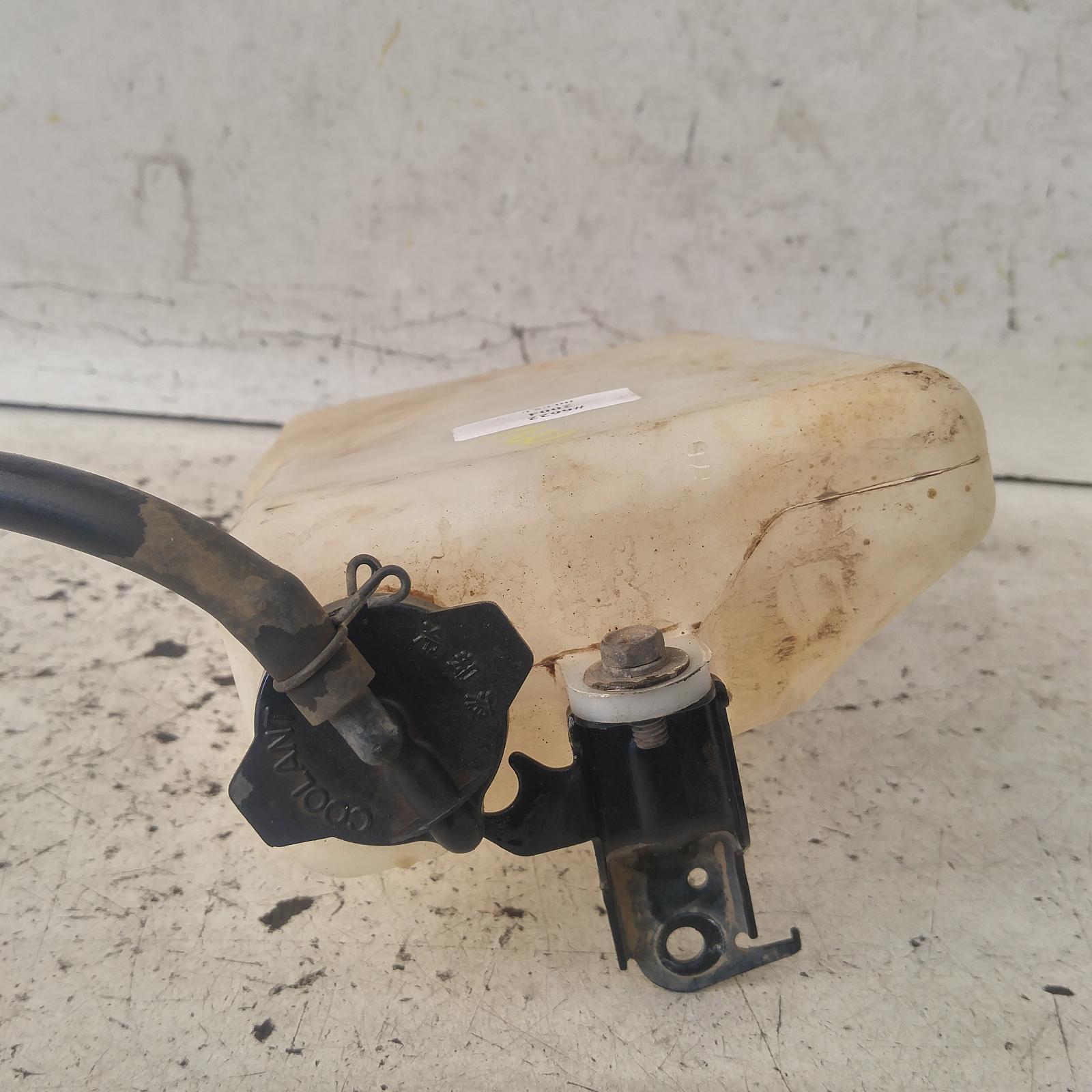 2004 Toyota Hilux Overflow Bottle View Auto part Overflow Bottle Toyota Hilux 2004
