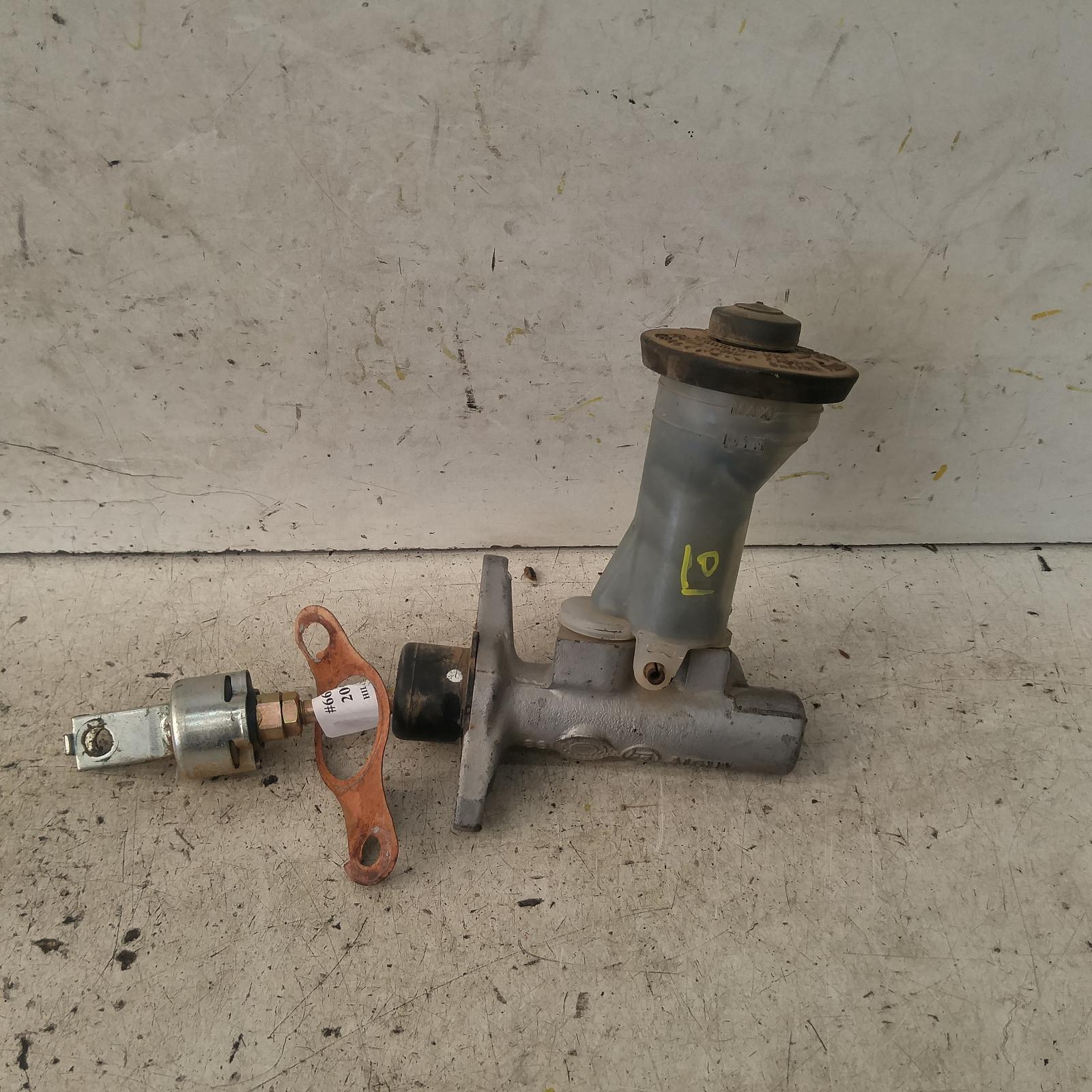 View Auto part Clutch Master Cylind Toyota Hilux 2004