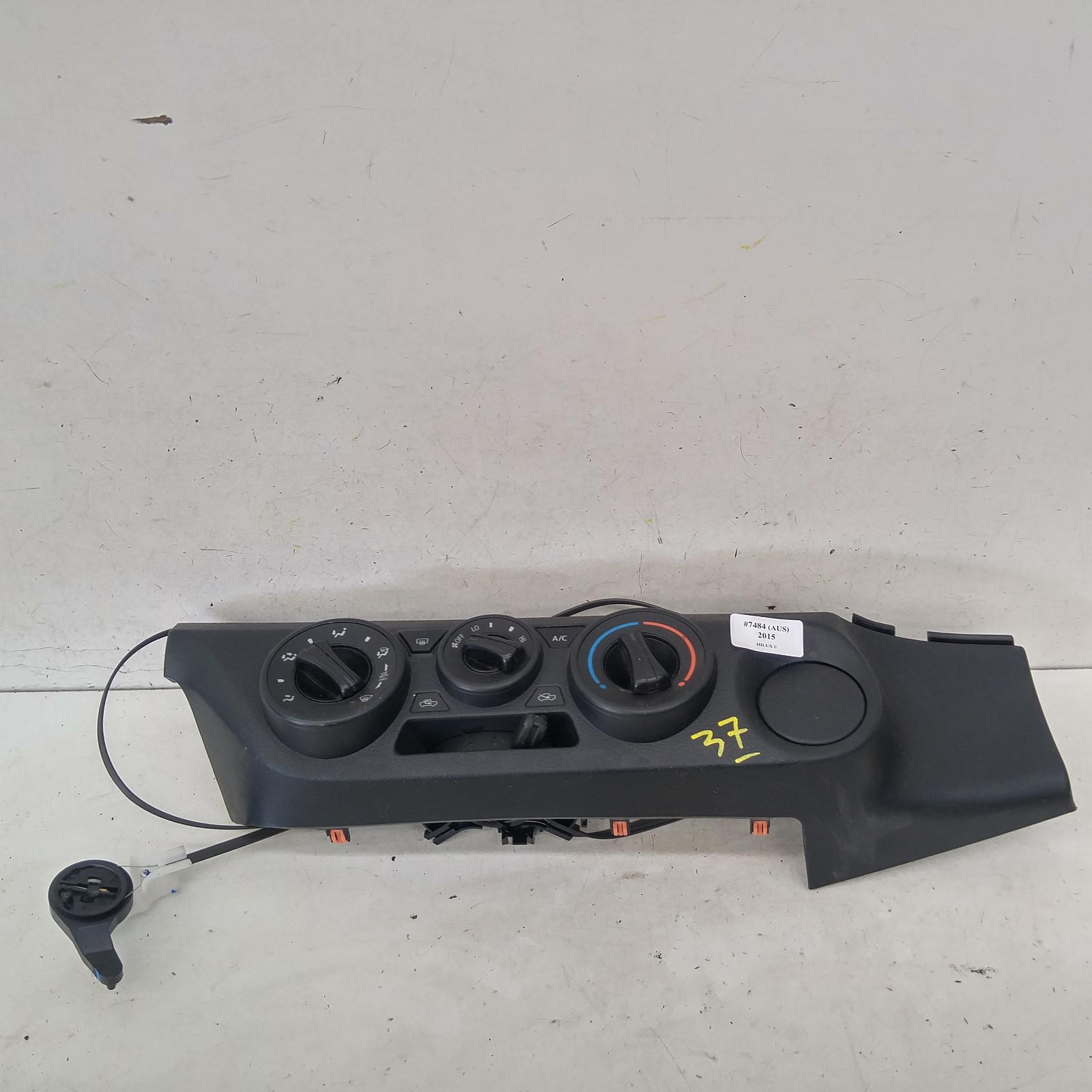 View Auto part Heater/Ac Controls Toyota Hilux 2015