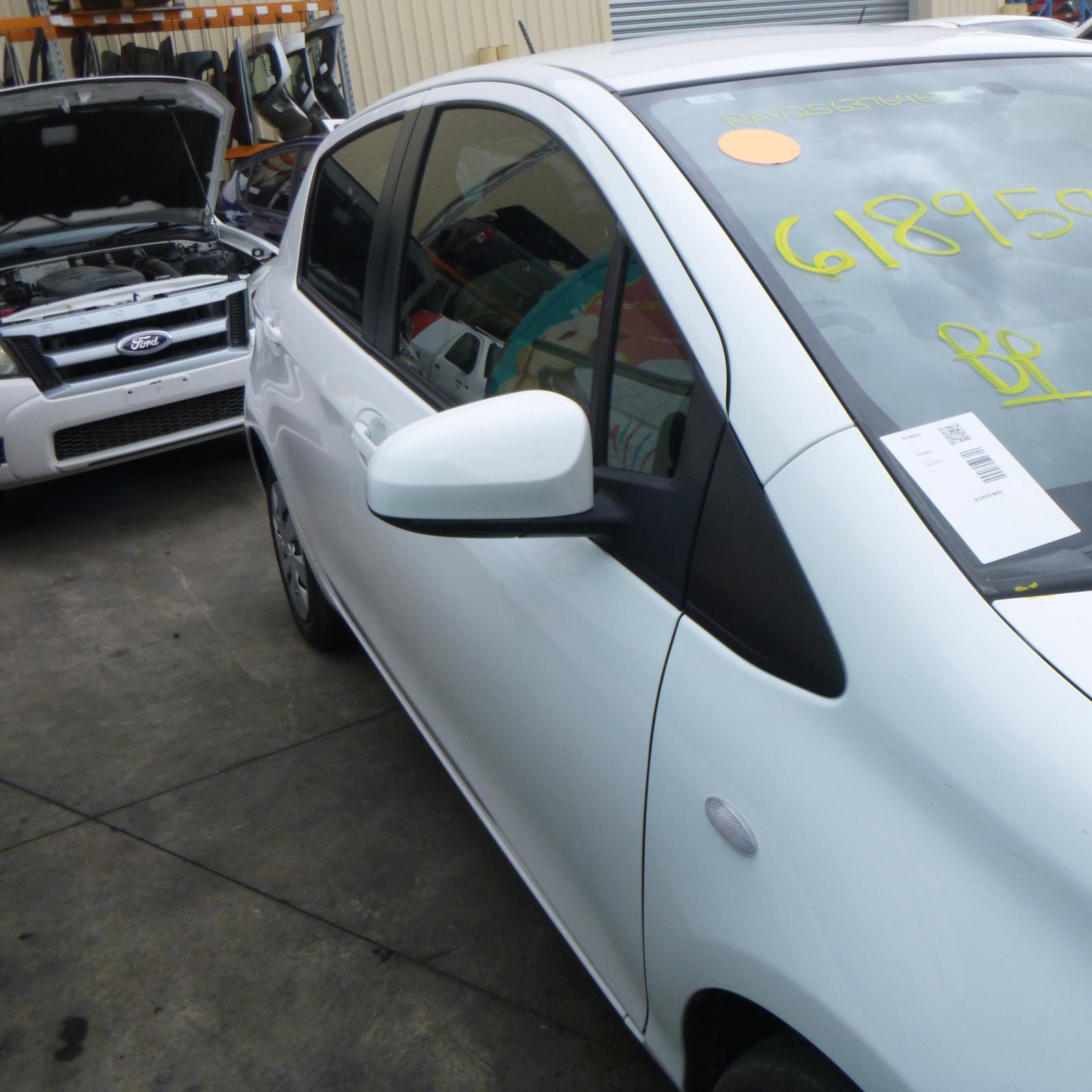 View Auto part Headrest Toyota Yaris 2014