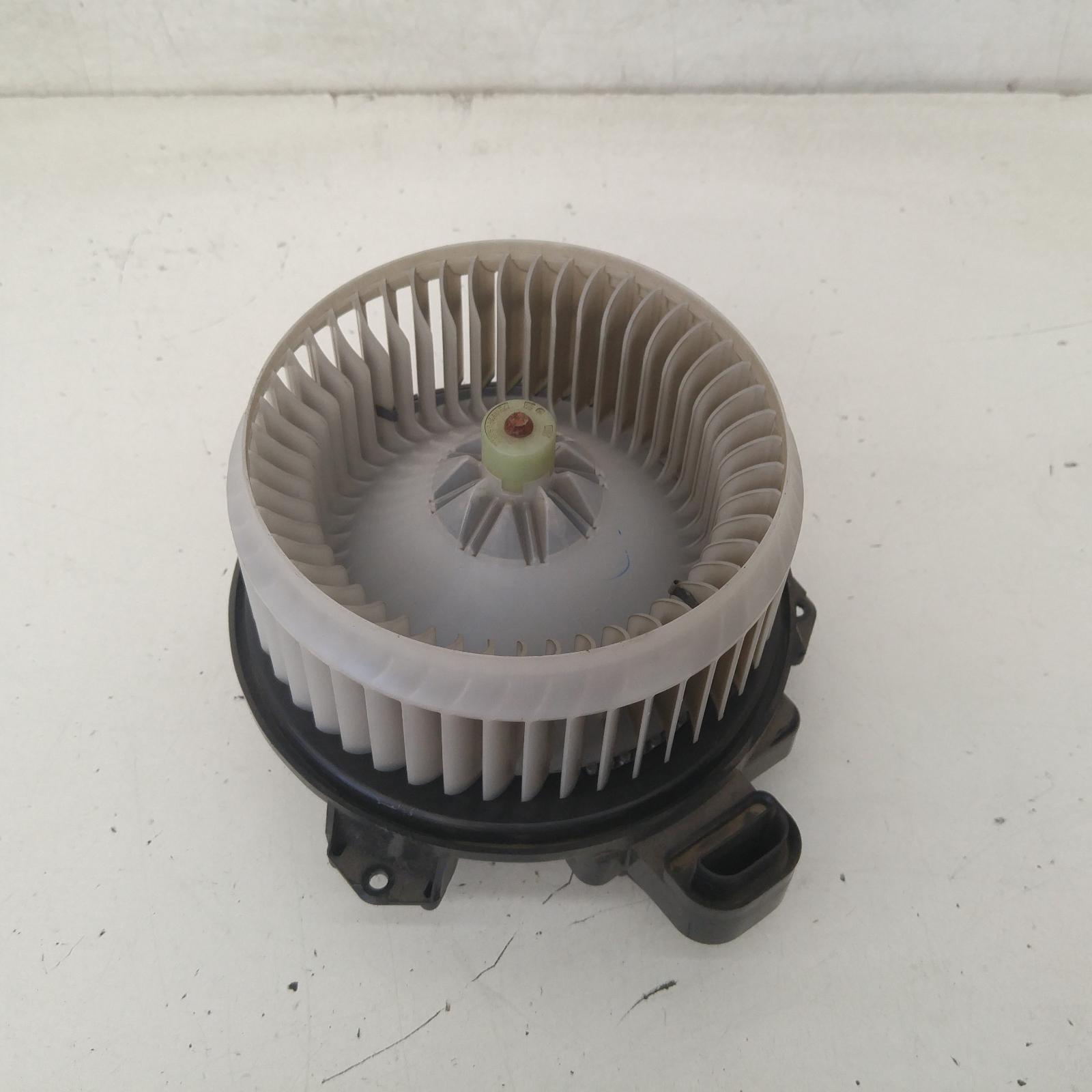 View Auto part Heater Fan Motor Toyota Kluger 2009