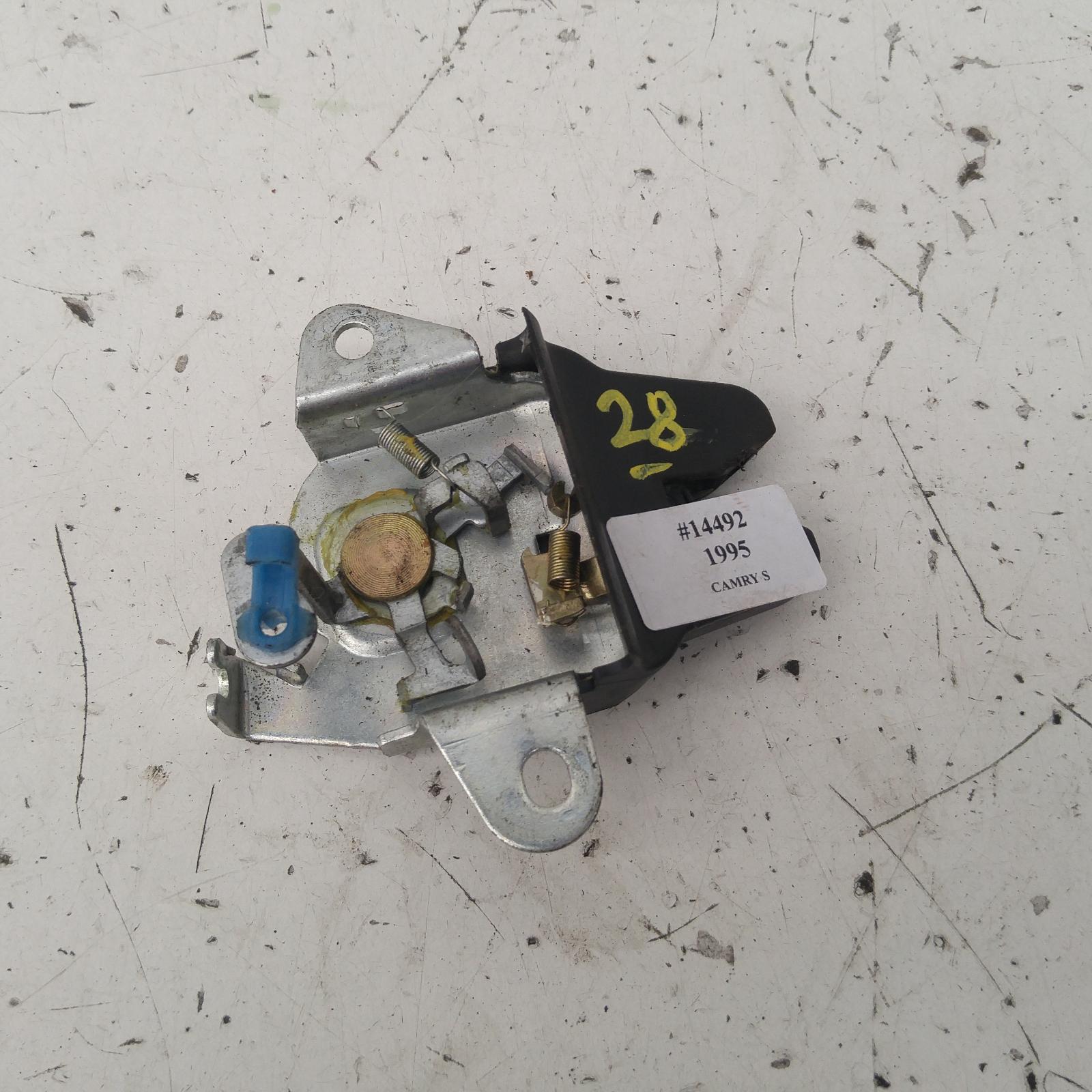View Auto part Door/Boot/Gate Lock Toyota Camry 1995