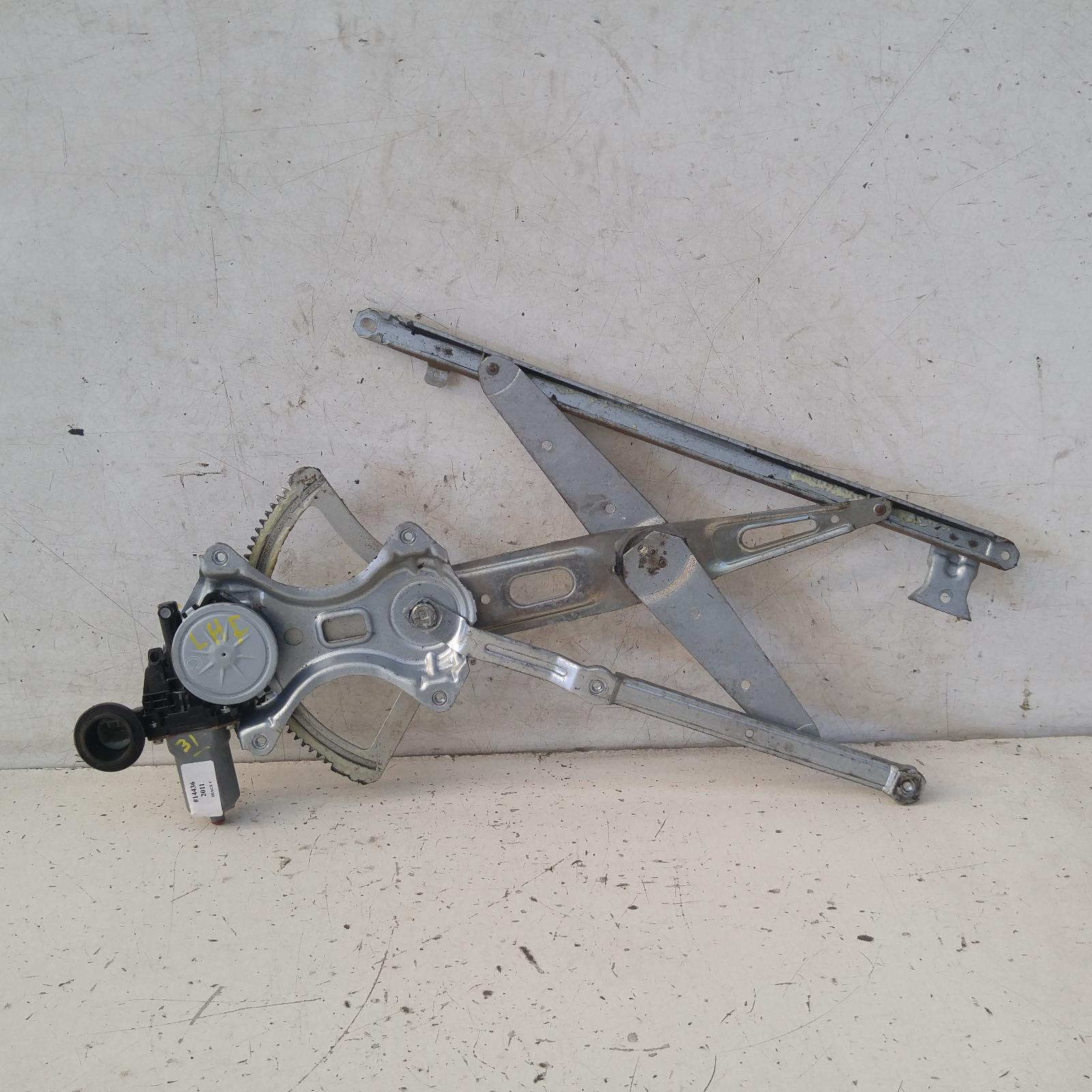 View Auto part Left Front Window Reg/Motor Toyota Hiace 2011