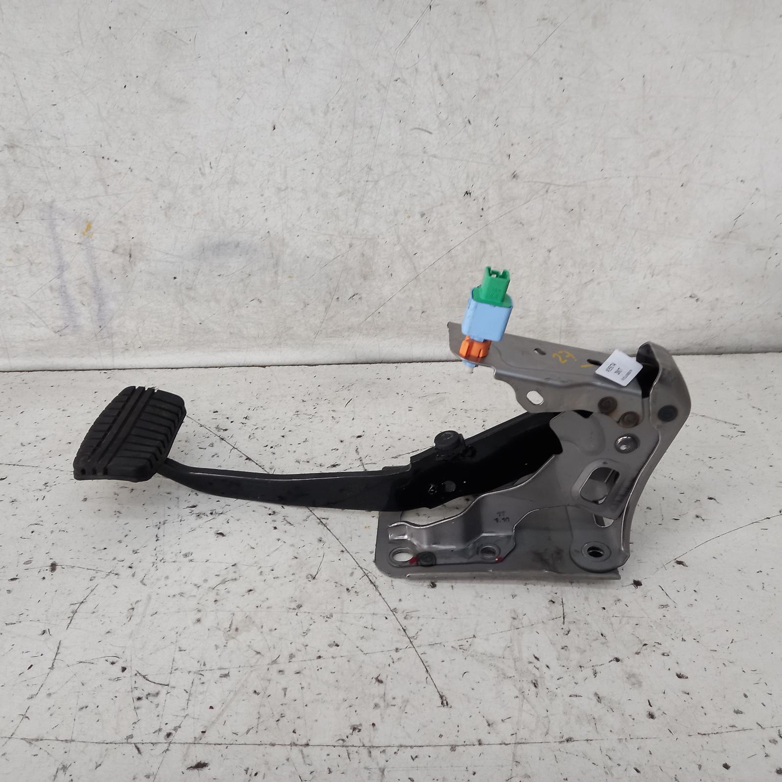 2017 Mitsubishi Outlander Pedal Assembly View Auto part Pedal Assembly Mitsubishi Outlander 2017