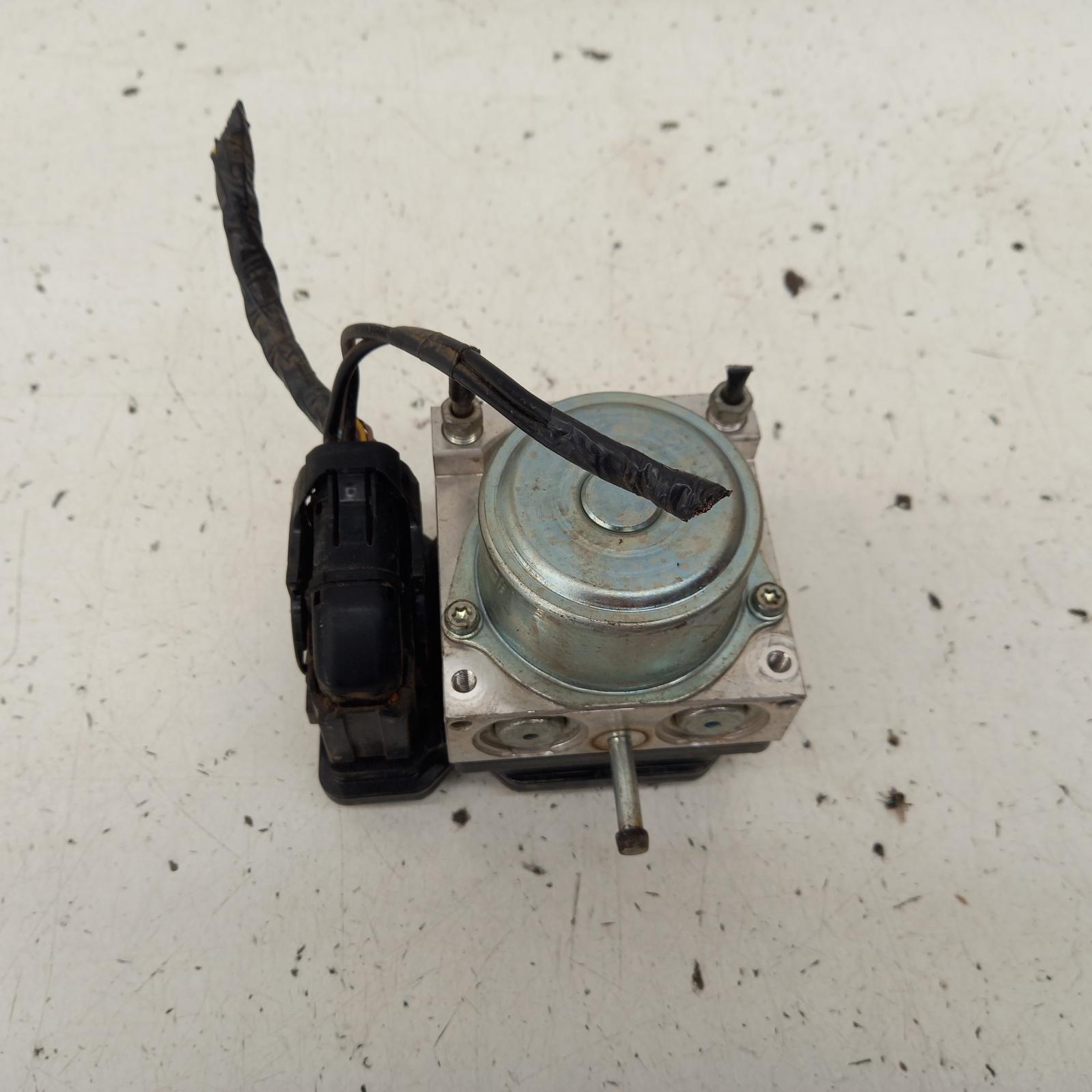 2011 Nissan Tiida Abs Pump/Modulator View Auto part Abs Pump/Modulator Nissan Tiida 2011