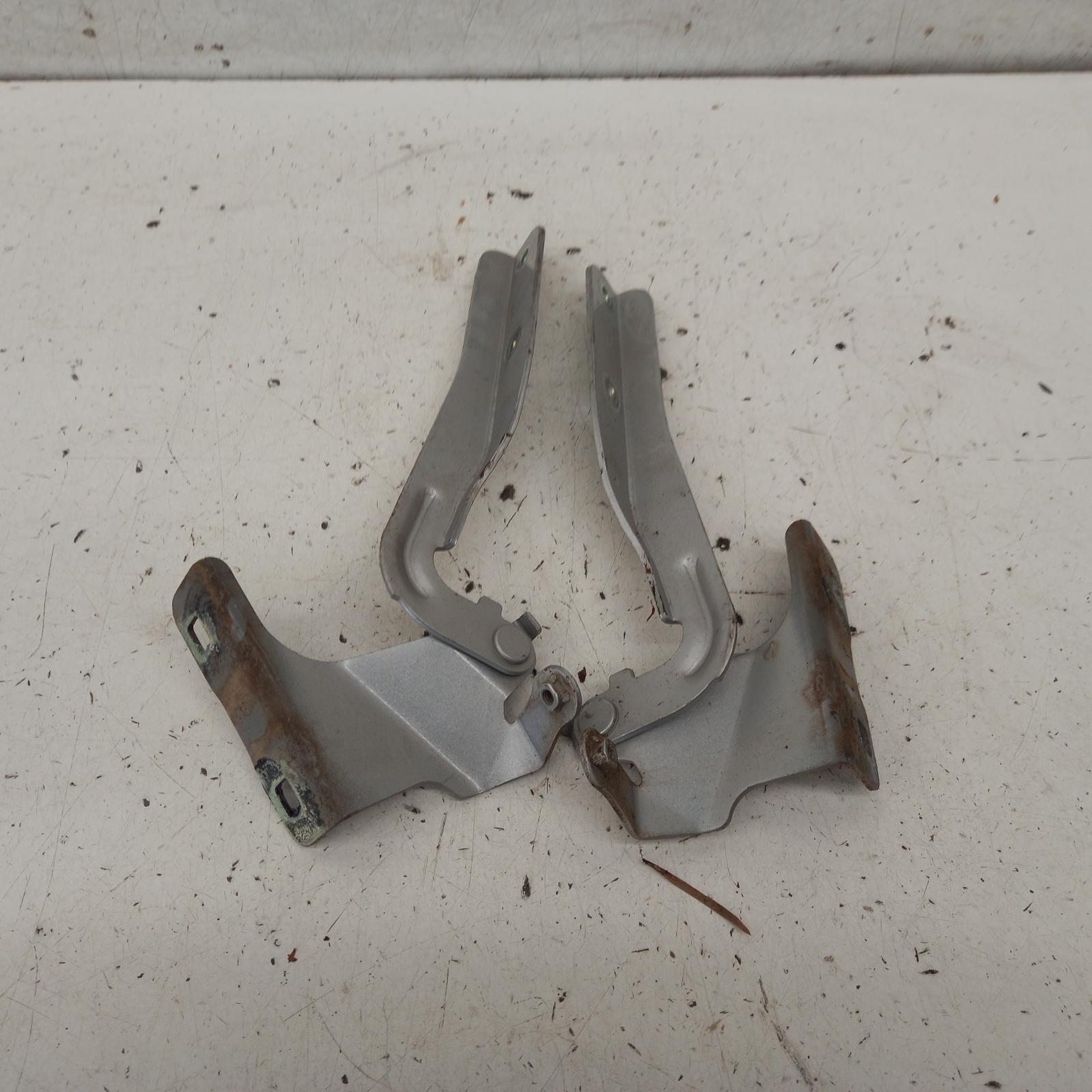 2011 Nissan Tiida Bonnet Hinge/Strut View Auto part Bonnet Hinge/Strut Nissan Tiida 2011