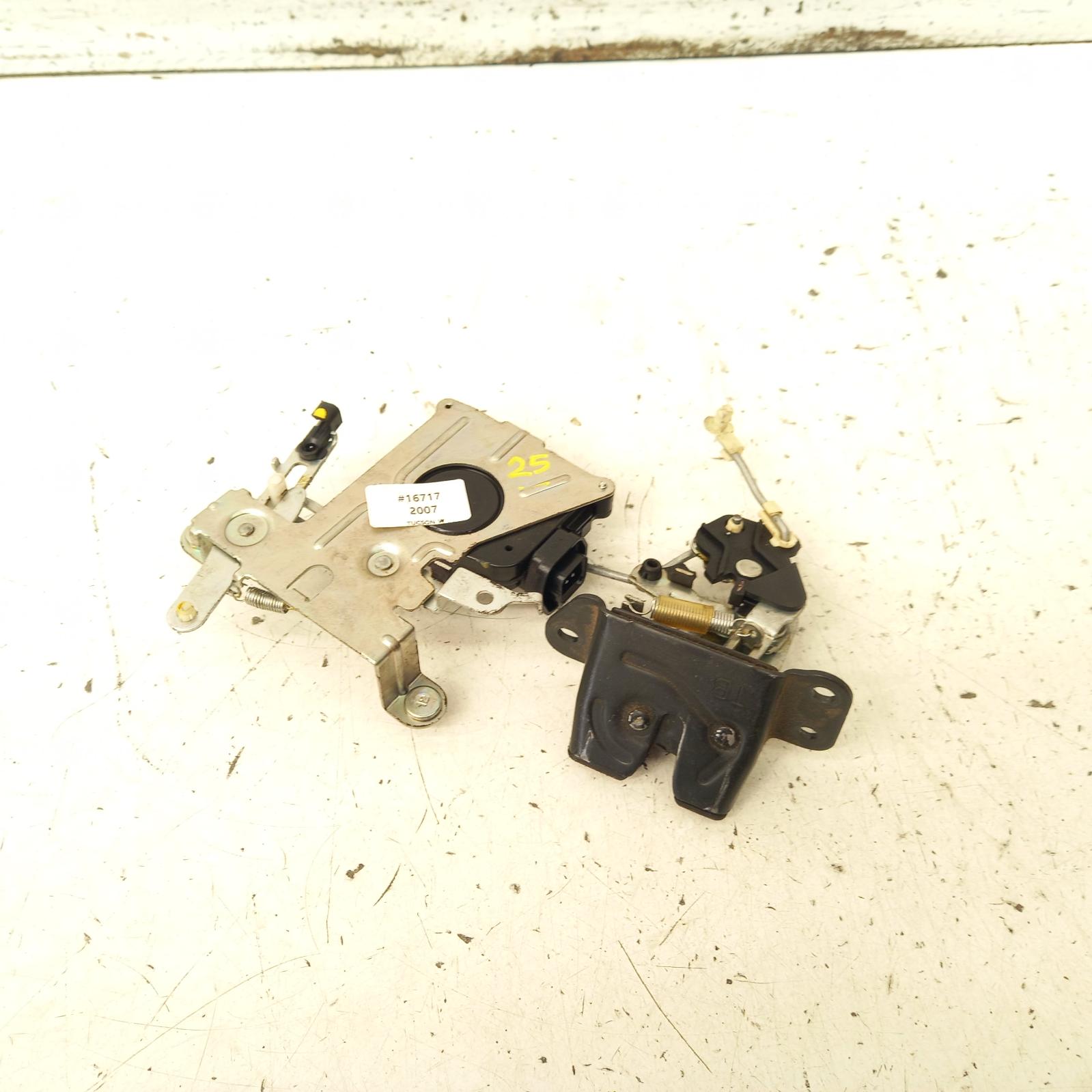 View Auto part Door/Boot/Gate Lock Hyundai Tucson 2007
