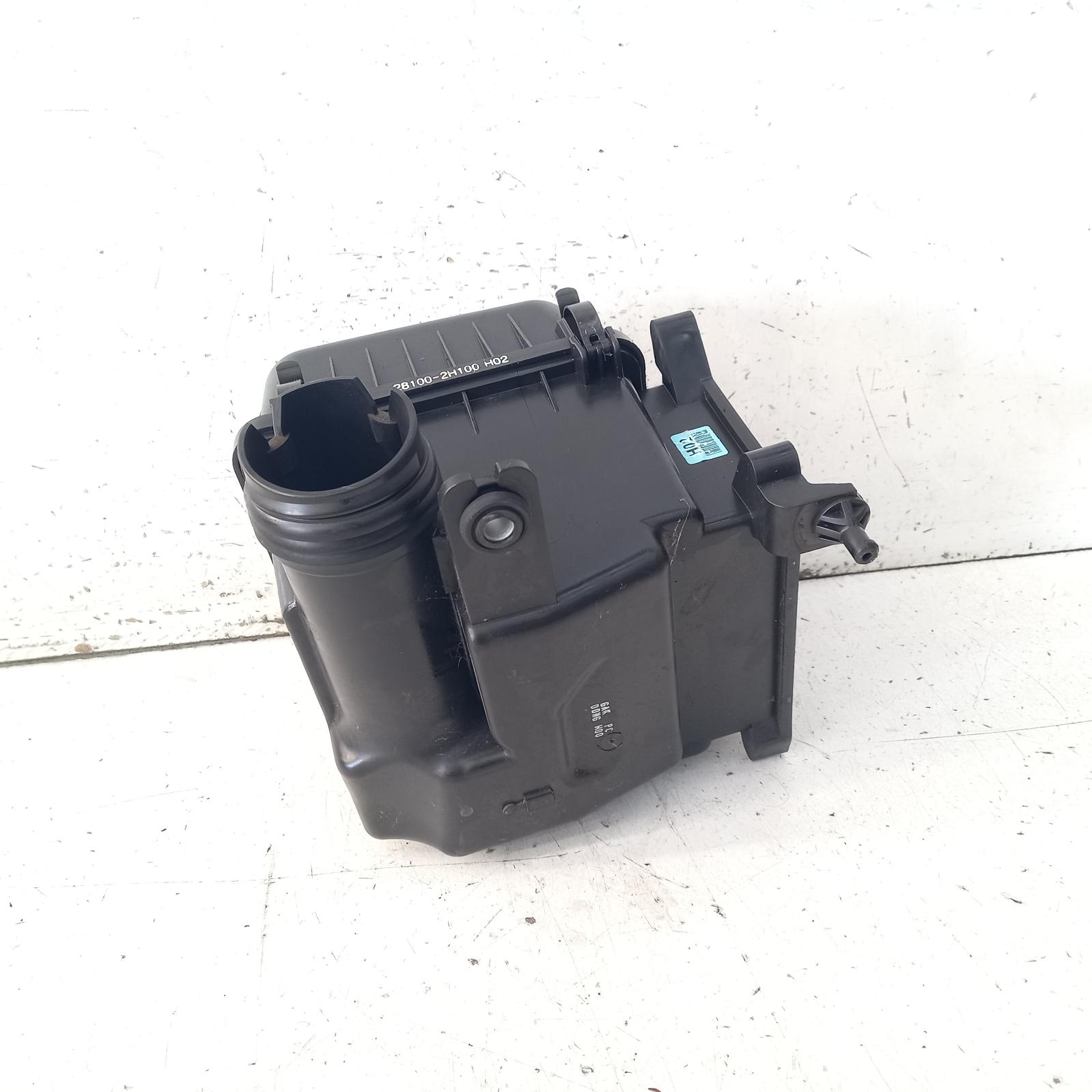 View Auto part Air Cleaner/Box Hyundai I30 2011