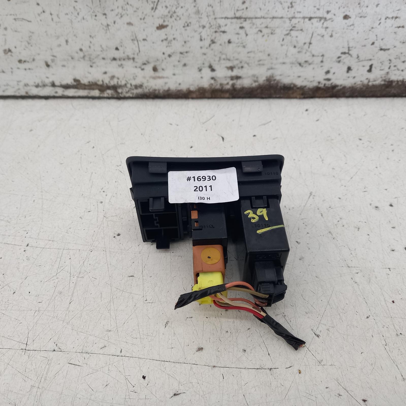 View Auto part Misc Switch/Relay Hyundai I30 2011
