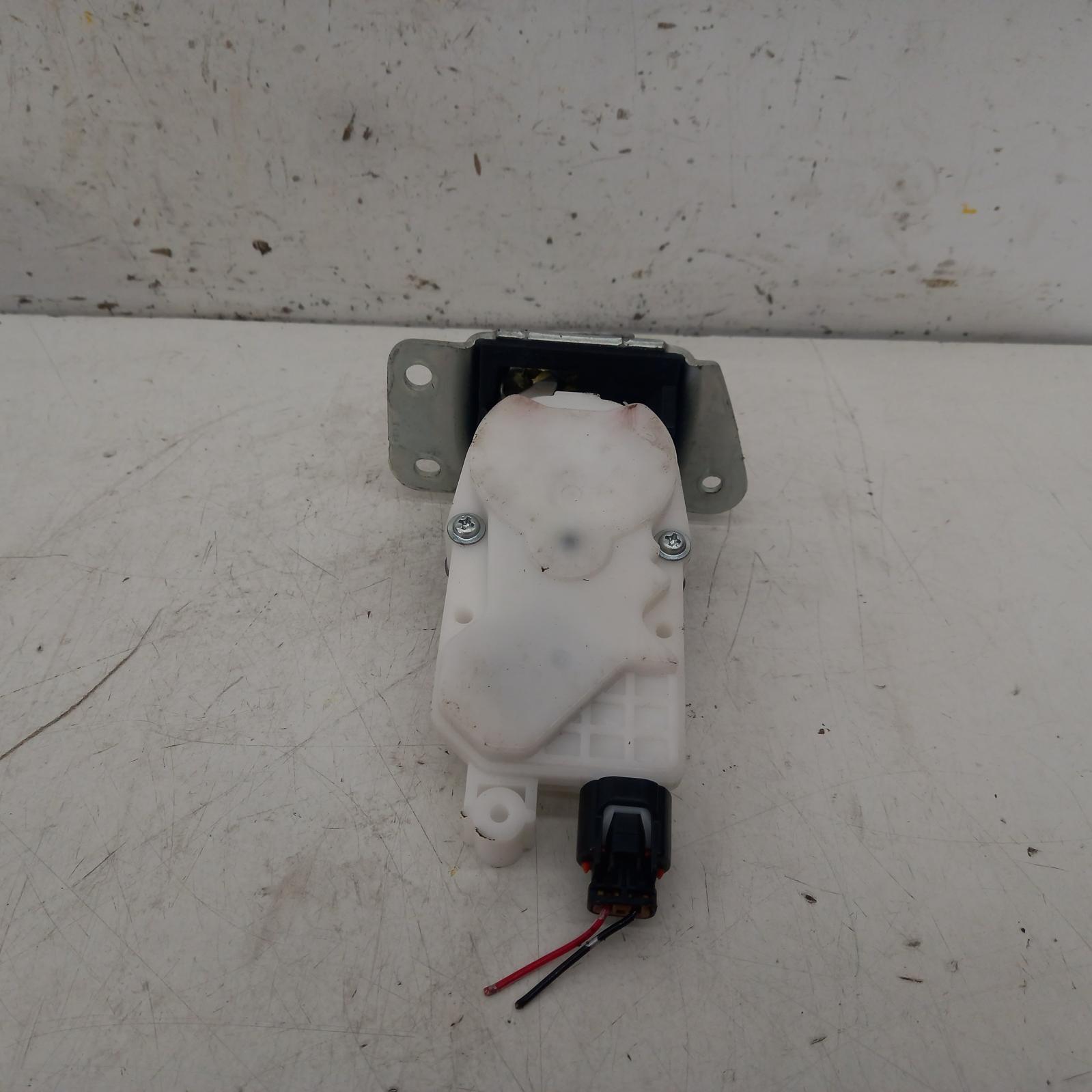 2008 Mitsubishi Outlander Door/Boot/Gate Lock View Auto part Door/Boot/Gate Lock Mitsubishi Outlander 2008